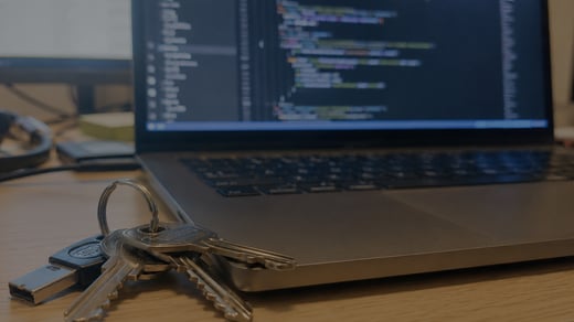 Wenn KI coden hilft, aber die Zugangsdaten gleich mitliefert: Warum „Secrets Sprawl“ zum Governance-Thema wird
